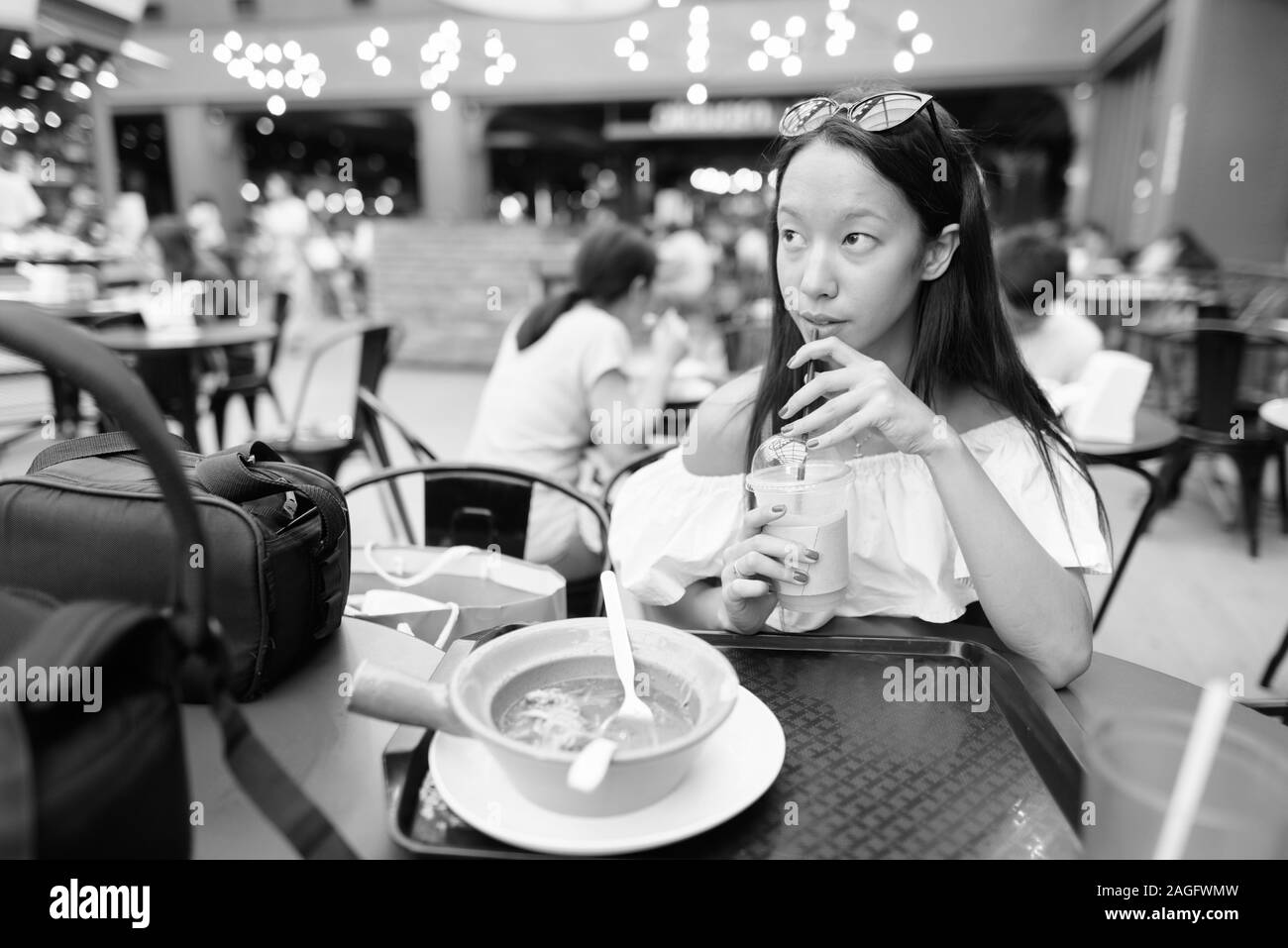 Junge schöne touristische Frau Erkundung der Stadt Bangkok. Stockfoto