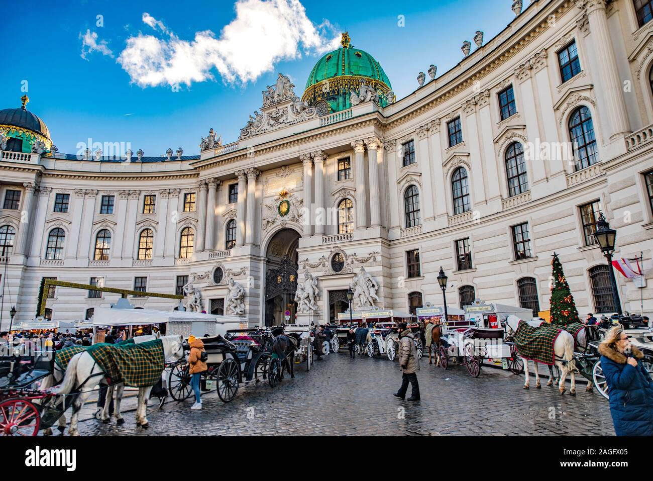 WIEN, Österreich - Dezember 14., 2019: Weihnachten dekoriert Stadt Wien während der Adventszeit und Feiertage im Dezember. Stockfoto