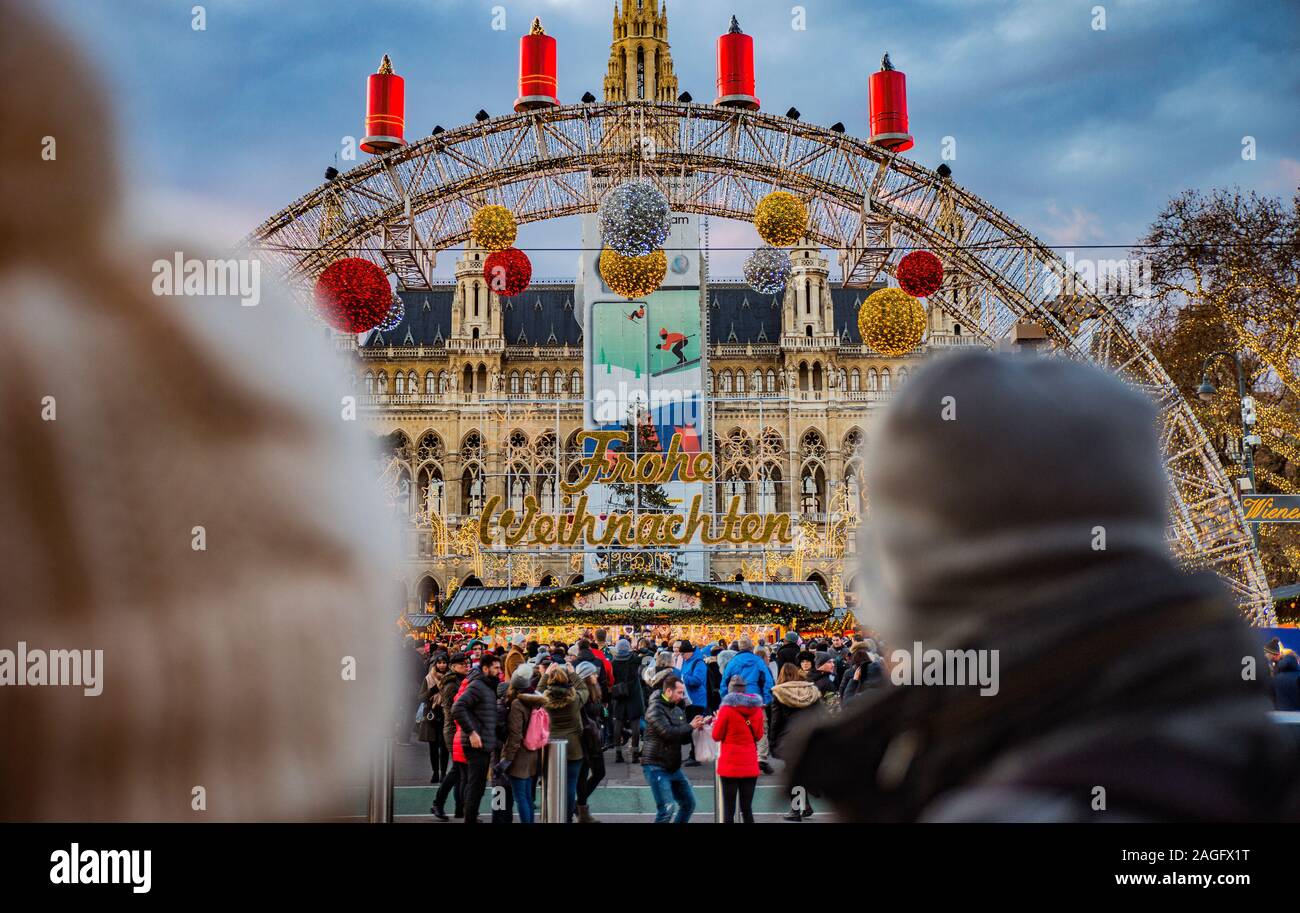 WIEN, Österreich - Dezember 14., 2019: Weihnachten dekoriert Stadt Wien während der Adventszeit und Feiertage im Dezember. Stockfoto