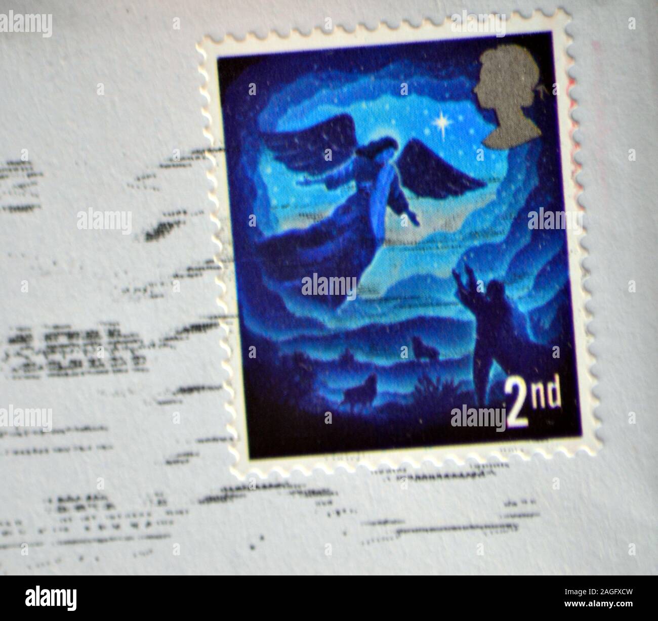 Ein verwendet in der 2. Klasse Royal Mail 2019 Weihnachten Stempel auf einen Brief mit einem Stempel eingeprägt auf es Stockfoto