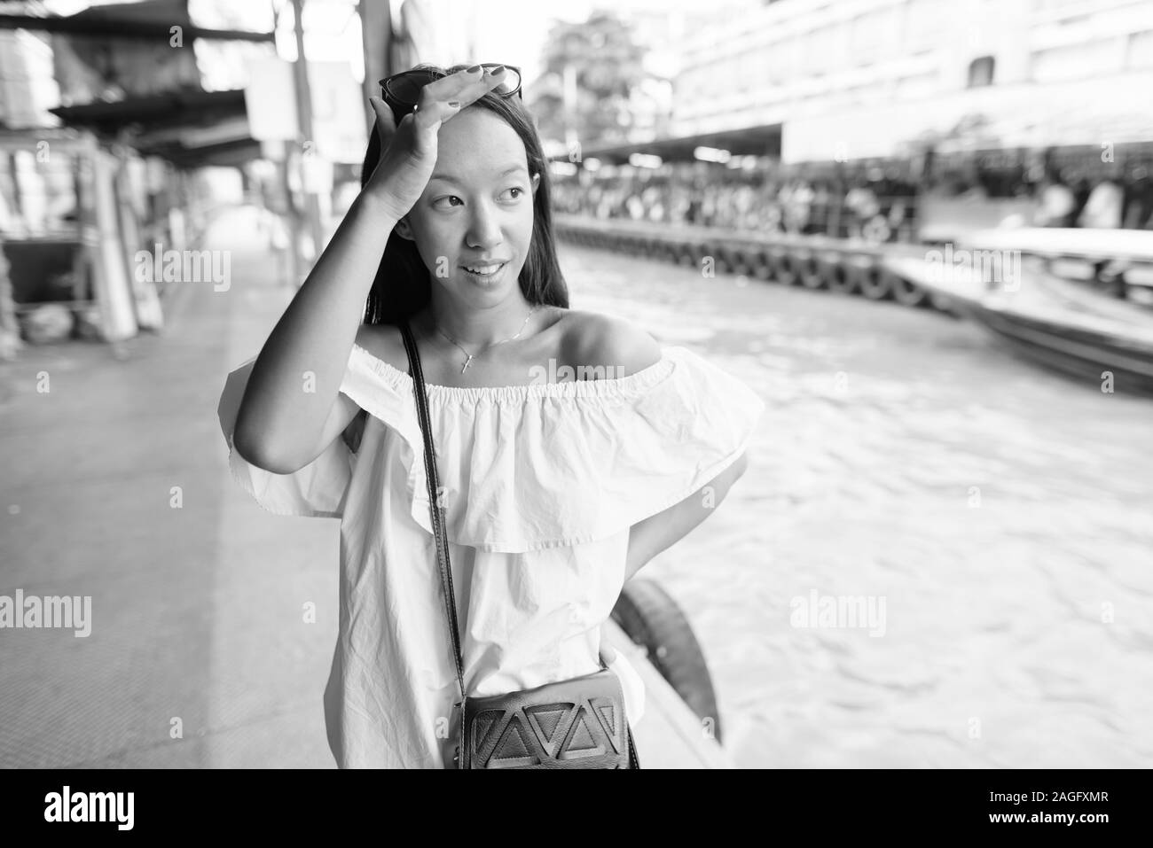 Junge schöne touristische Frau Erkundung der Stadt Bangkok. Stockfoto