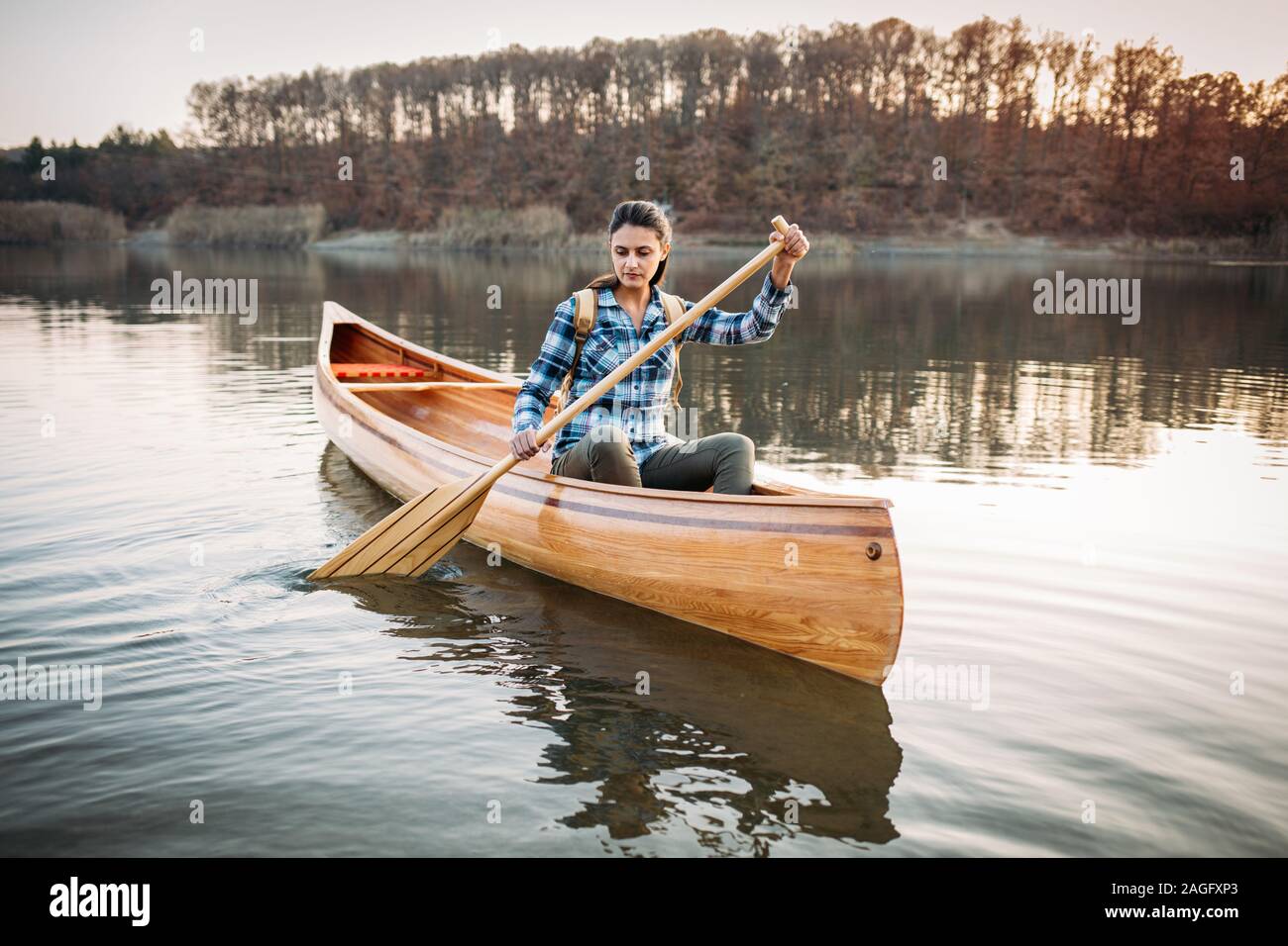 Reisen Frau paddeln im Kanu auf dem See Stockfoto