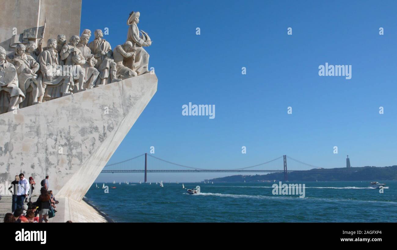 Lissabon, Portugal/7 November 2015: Viele Touristen besuchen Sie das Denkmal der Entdeckungen über den Tejo in Lissabon Stockfoto