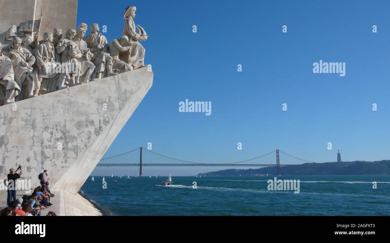 Lissabon, Portugal/7 November 2015: Viele Touristen besuchen Sie das Denkmal der Entdeckungen über den Tejo in Lissabon Stockfoto
