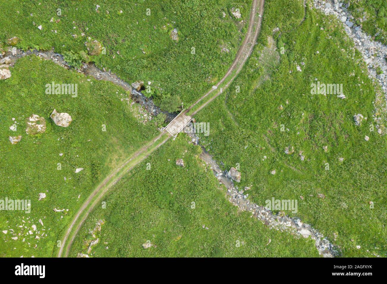 Wandern Schmutz Trail mit Brücke über Mountain Creek in den Französischen Alpen Stockfoto