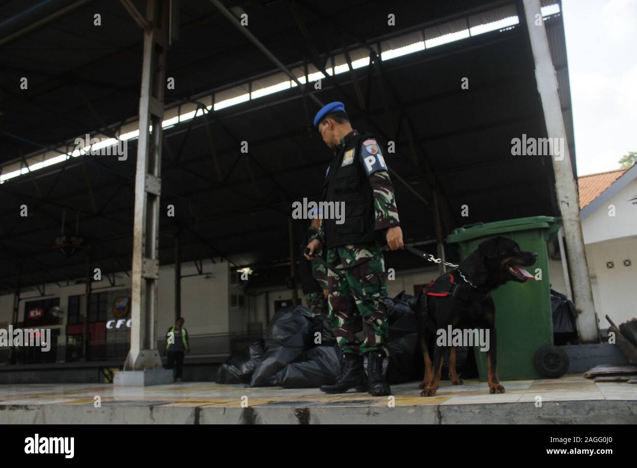 Madiun, Indonesien. 19 Dez, 2019. Luftwaffe Militär Polizei Personal [Pomau] Lanud Iswahjudi Magetan zusammen mit Spürhunden oder K 9 gefährliche Materialien und Objekte im Großraum Madiun Station erkennen, 19. Dezember 2019. Die Aktivität wurde, um ein Gefühl von Sicherheit und Komfort für die Menschen, die Eisenbahn Transport Services verwenden, die über eine Reihe von Stationen, die Eingabe der 7 Madiun operativen Bereich [Daop] Bereich der PT zur Verfügung zu stellen. (Foto durch Ajun Ally/Pacific Press) Quelle: Pacific Press Agency/Alamy leben Nachrichten Stockfoto