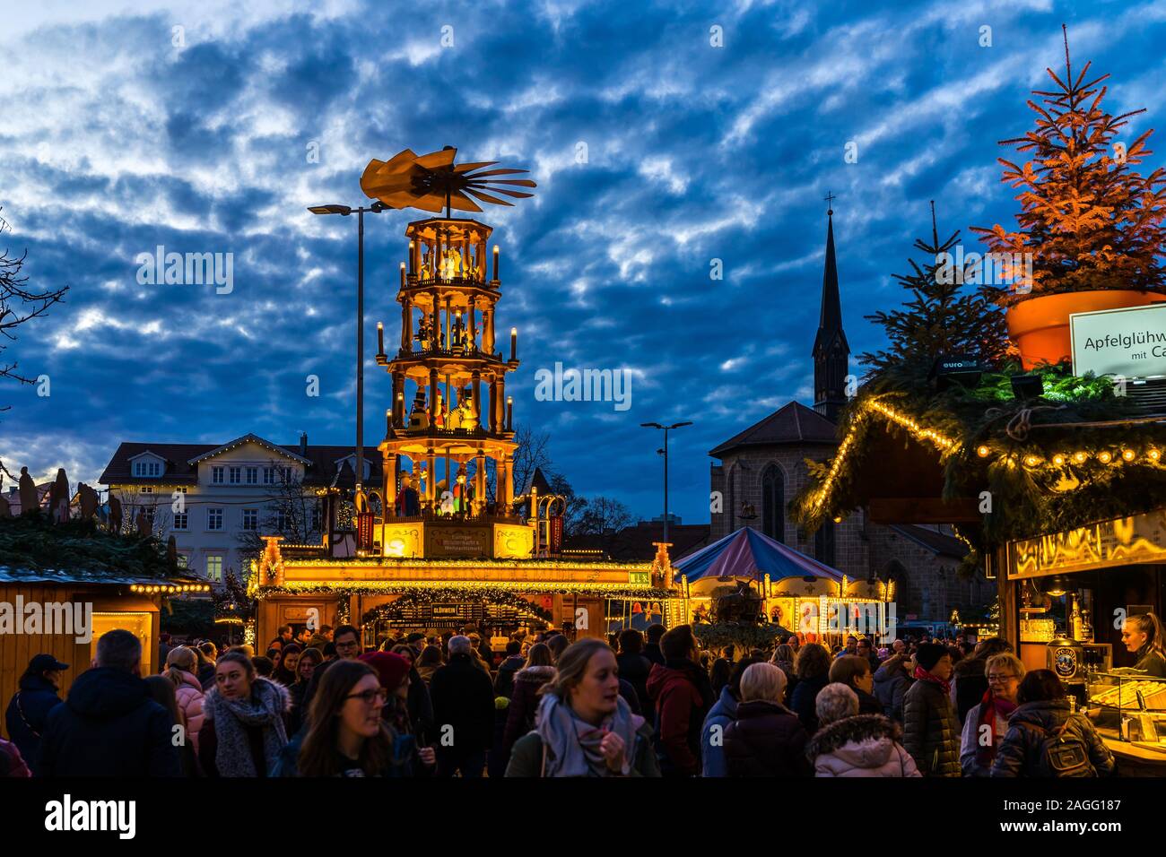 Esslingen am Neckar, Deutschland, 17. Dezember 2019, magische Atmosphäre mittelalterlicher Weihnachtsmarkt in der Altstadt in der Weihnachtszeit mit vielen Menschen besuchen Stockfoto