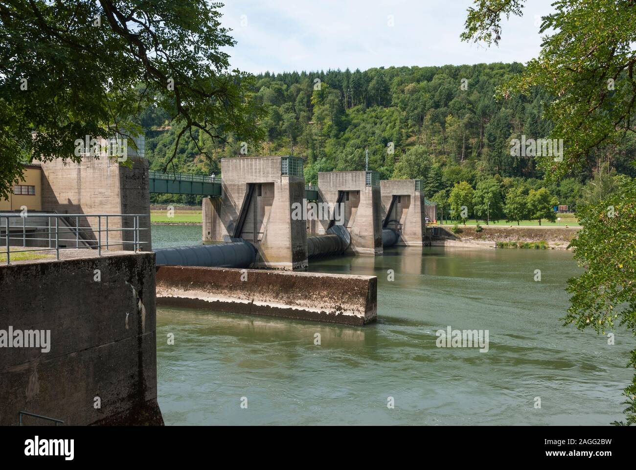 Wasserkraftwerk am Main in Wertheim: Grüne nachhaltige Energie mit Wasserkraft aus den 1930er Jahren, Deutschland Stockfoto
