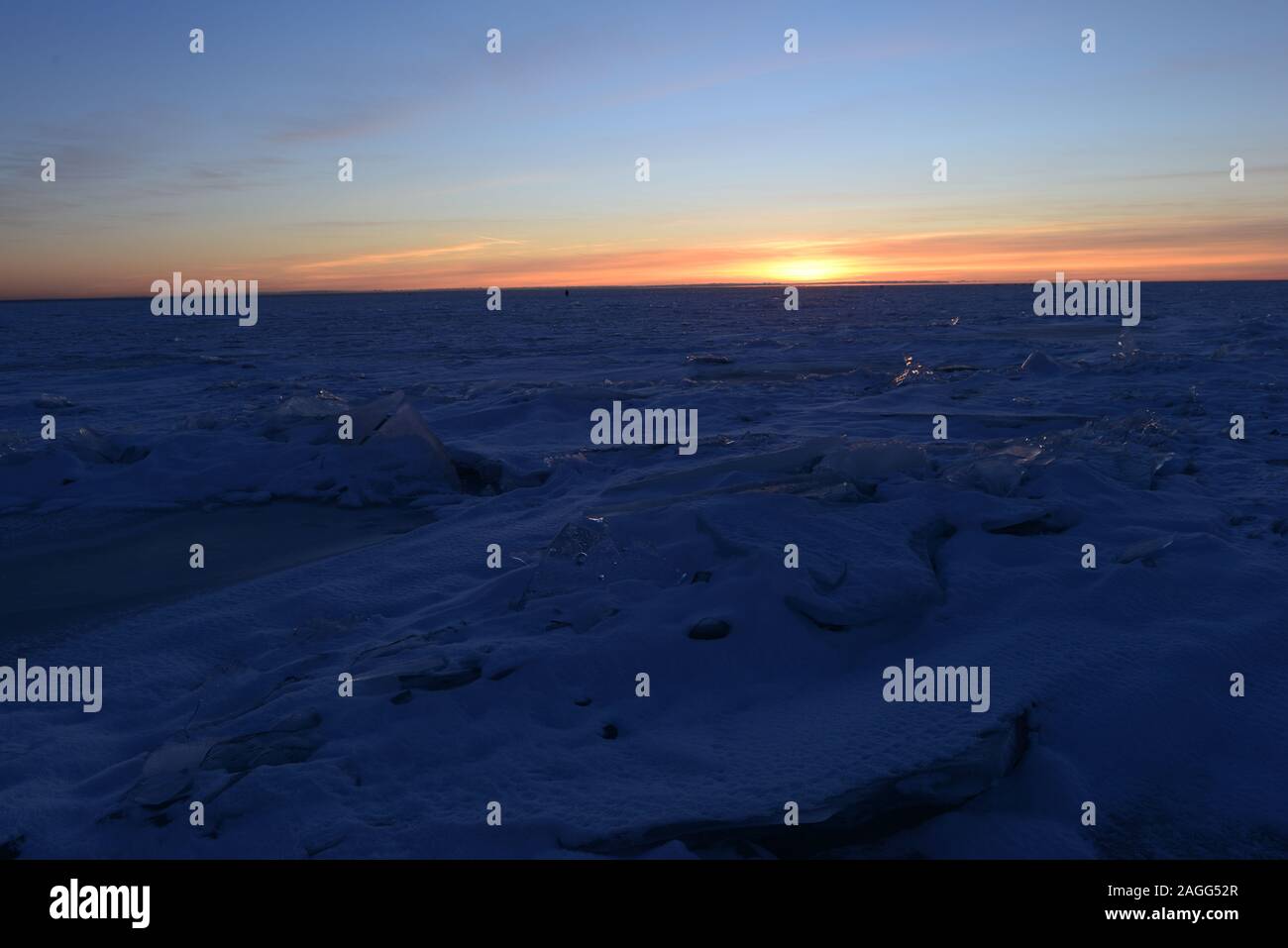 Sonnenuntergang im Winter blauer Himmel über die verschneite Eis der Ostsee Stockfoto