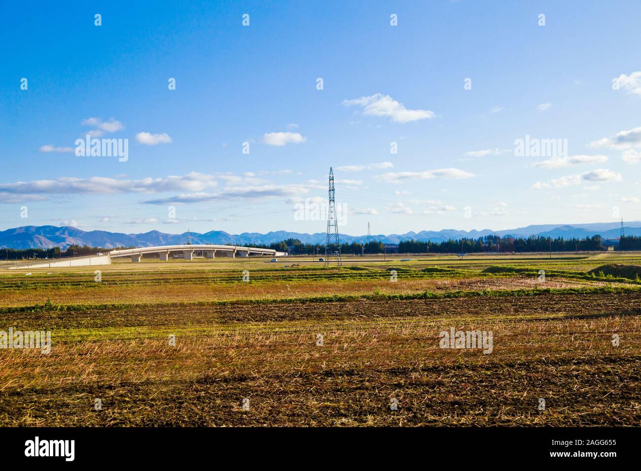 Lanscape von Aizu Wakamatsu surburb mit Bergen und Reisfeldern, Aizu Wakamatsu, Fukushima, Tohoku, Japan. Stockfoto