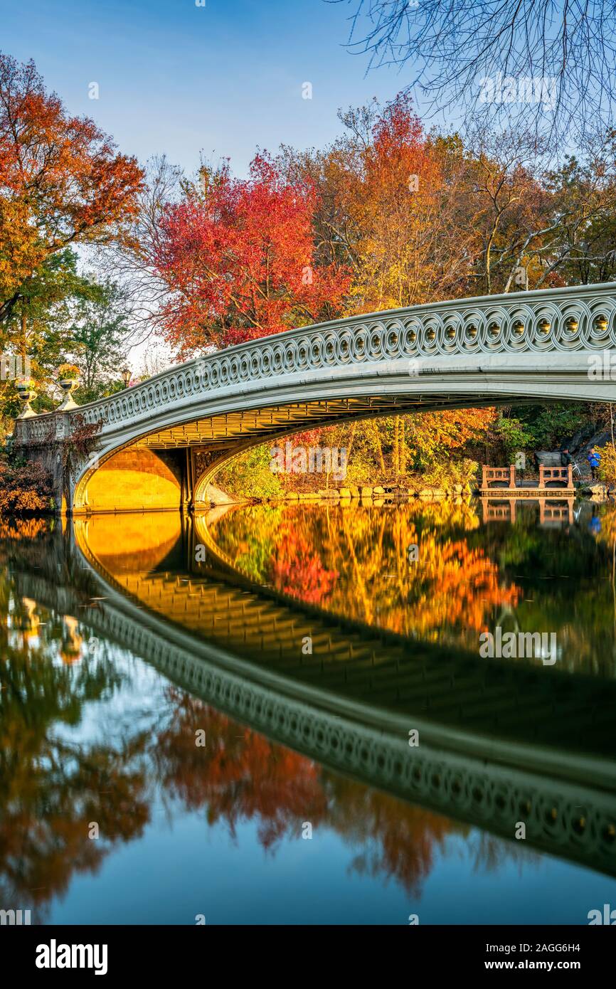 Falllaub, Bow Bridge, Central Park, Manhattan, New York, USA Stockfoto