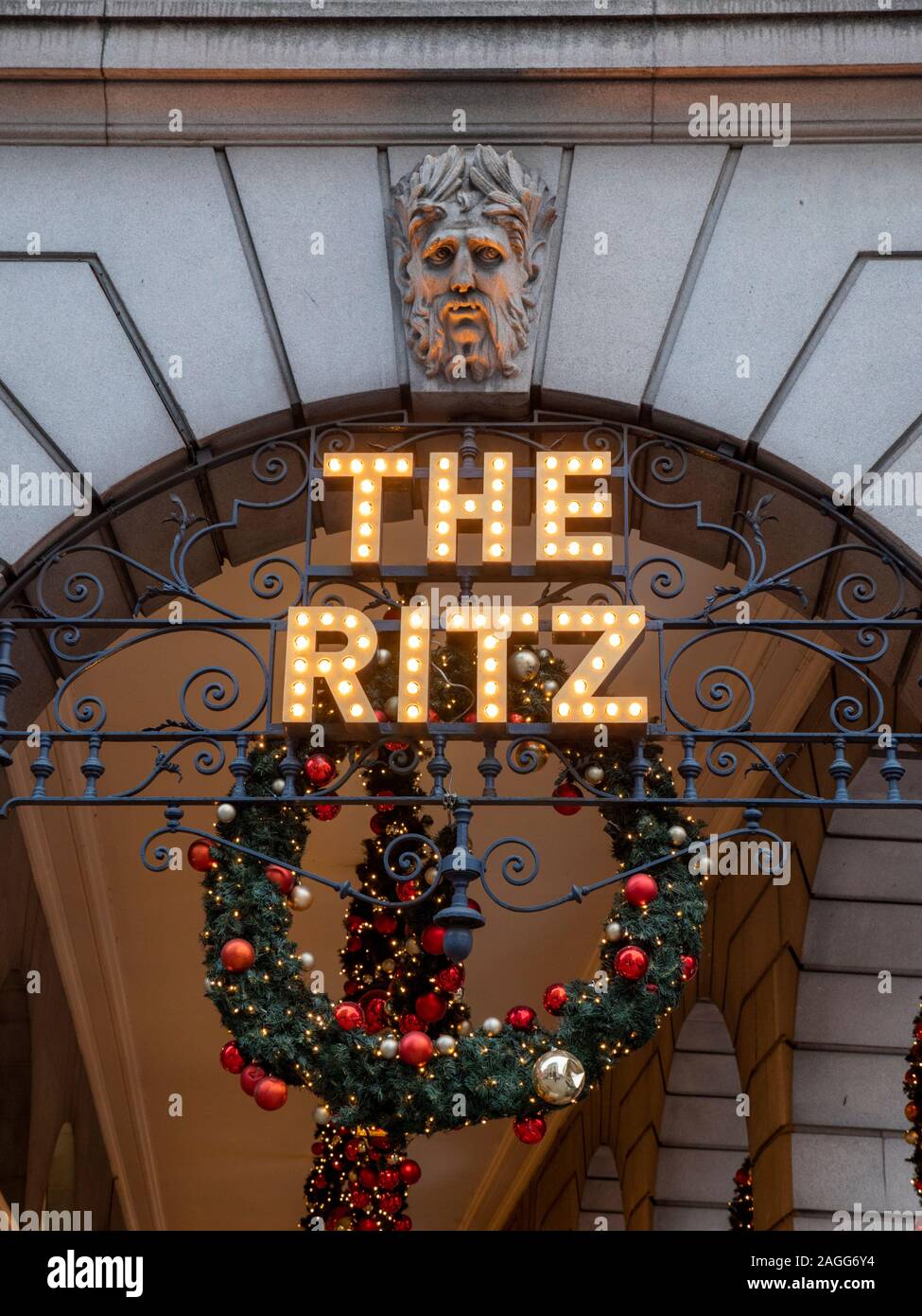 Das Hotel Ritz Zeichen beleuchtet und für Weihnachten dekoriert, in London, Großbritannien Stockfoto