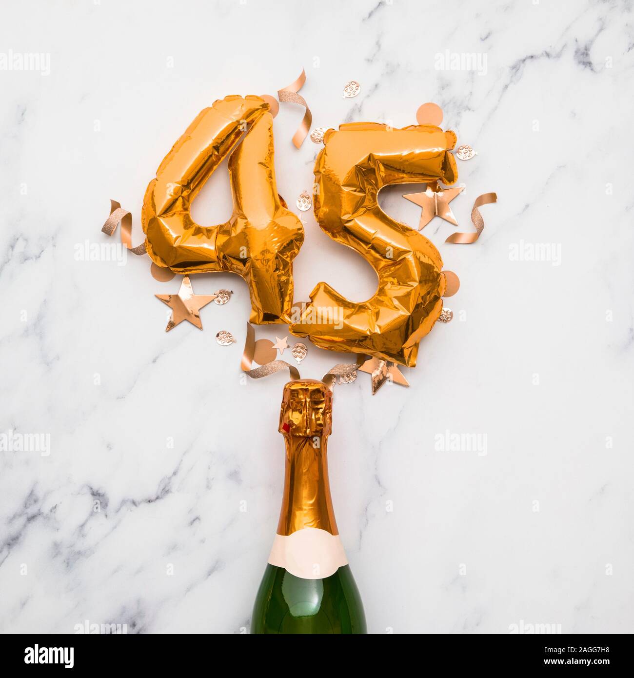 Champagner Flasche mit gold Nummer 45 Ballon. Minimal party Jubiläum Konzept Stockfoto