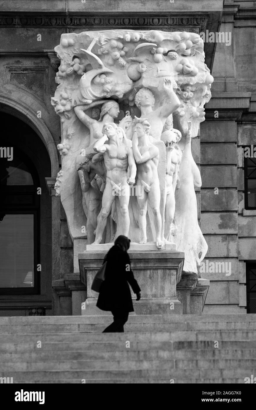 Eine Abbildung in Schwarz gekleidet Spaziergänge bei klirrender Kälte vor der Last des Lebens: das gebrochene Gesetz statue Gruppe an der Pennsylvania State ca Stockfoto