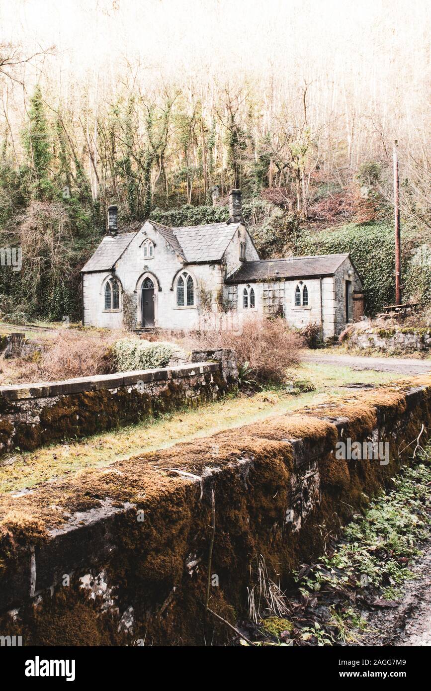 Eine alte gruselige, schaurige verlassenes Haus, Kirche im Wald, in der Derbyshire Peak District National Park, Halloween, buchcover Bildes. Stockfoto