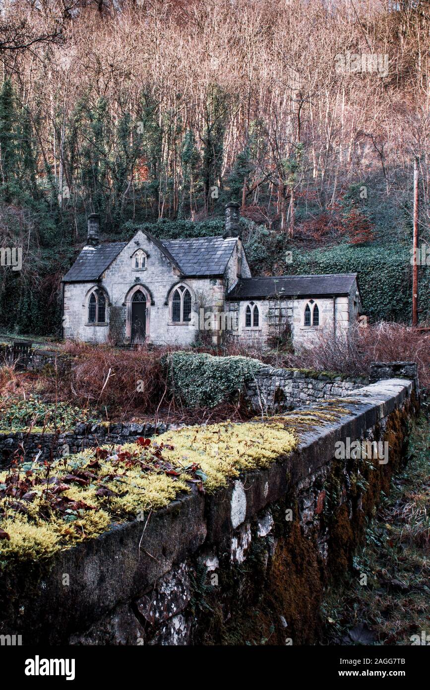 Eine alte gruselige, schaurige verlassenes Haus, Kirche im Wald, in der Derbyshire Peak District National Park, Halloween, buchcover Bildes. Stockfoto