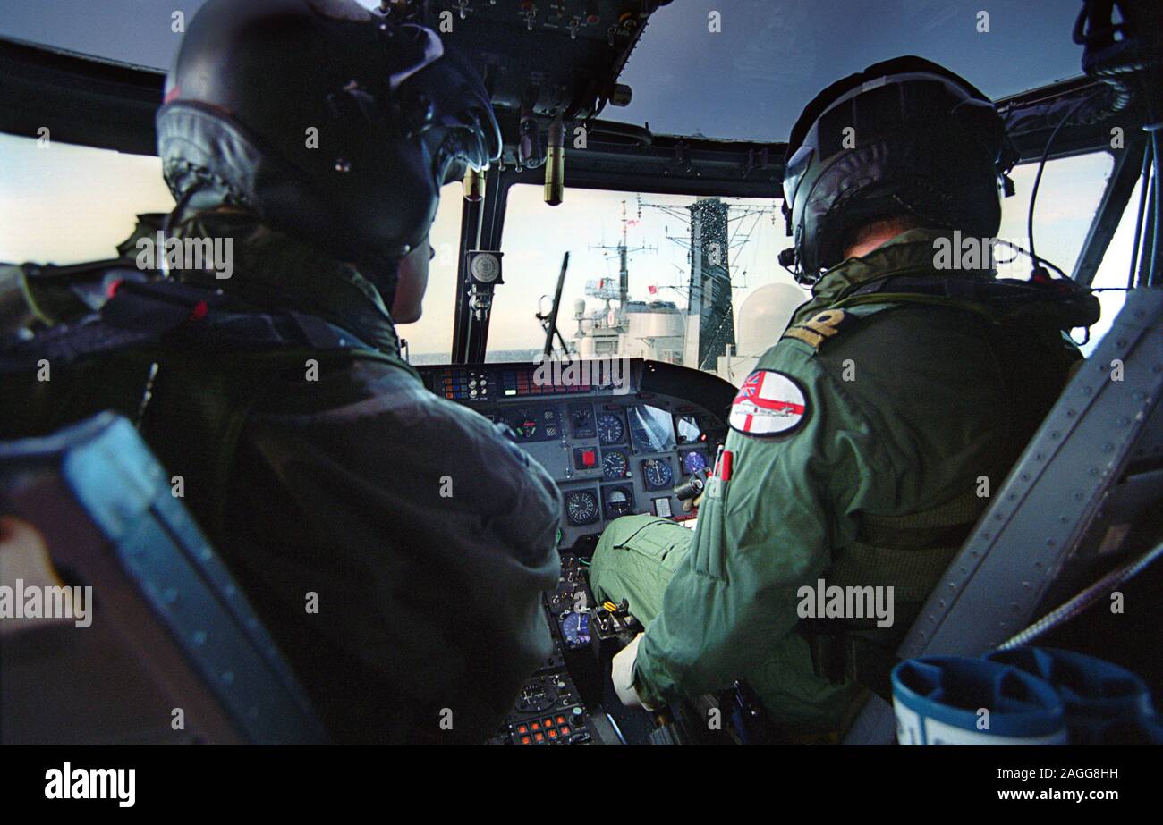 Pilot und Beobachter im Cockpit eines Royal Navy Lynx hat. 3 Hubschrauber, wie Sie sich vorbereiten auf das Flight Deck der HMS Liverpool im Norden von Schottland zu erholen. Stockfoto