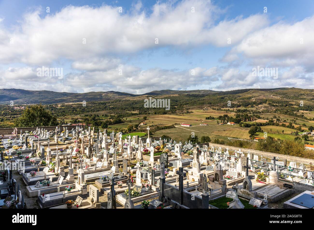 Nationalpark Peneda-Gerês, Parque Nacional da Peneda-Gerês. Der Friedhof von Montelegra mit Blick auf die umliegende Landschaft. Stockfoto