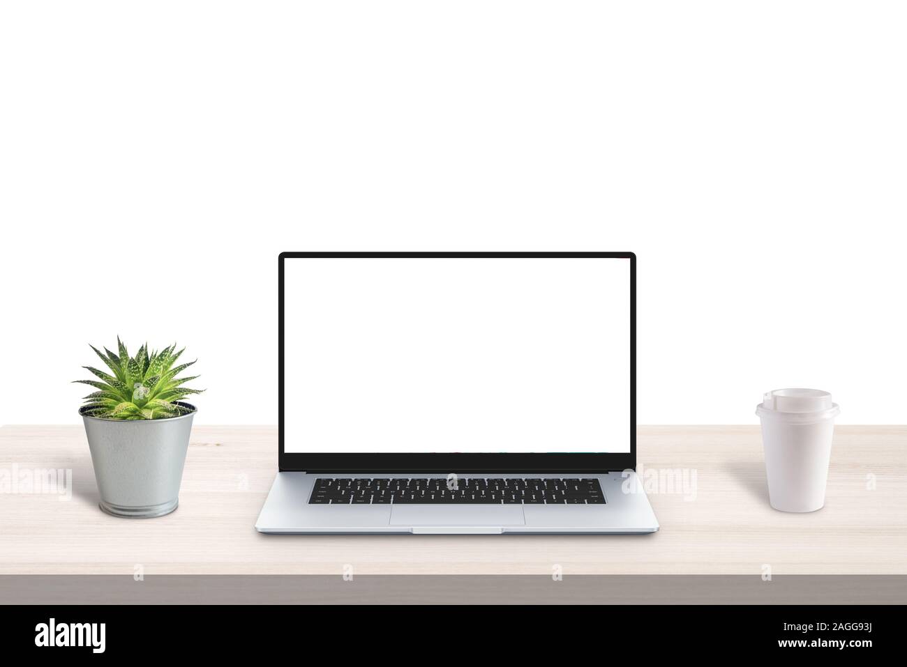 Einfache, moderne Laptop mit isolierten Bildschirm für Mockup auf Büro Schreibtisch. Anlagen- und Tasse Kaffee neben. Weißer Hintergrund, Kopie Raum Stockfoto