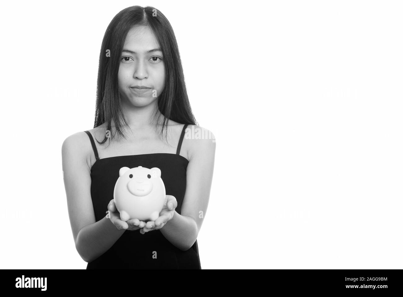 Studio geschossen von jungen asiatischen Jugendmädchen Holding piggy Bank Stockfoto