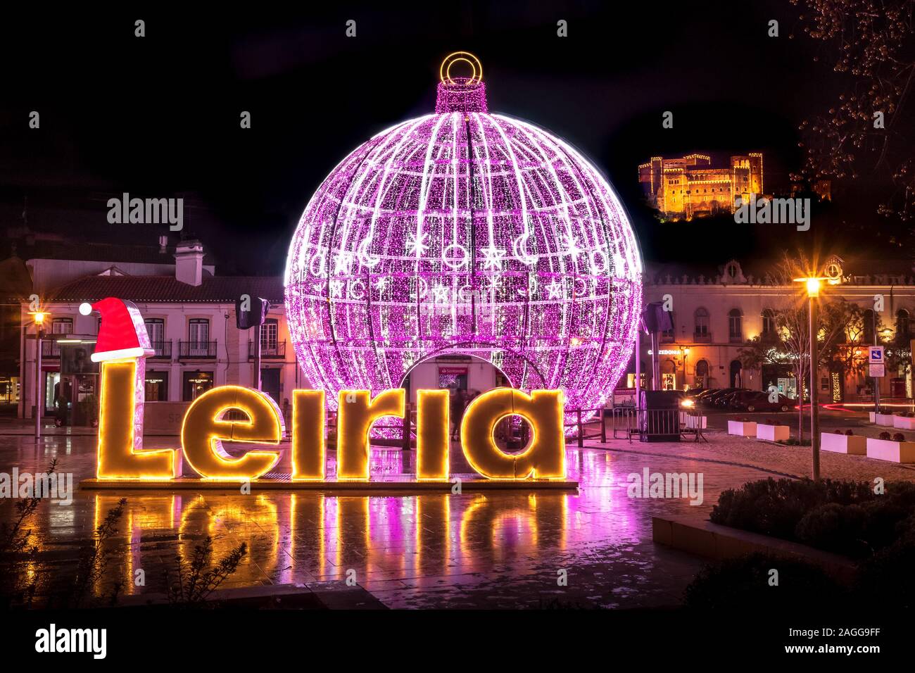 Leiria, Portugal - Dezember 14, 2019: Weihnachtsdekoration in Leiria, Portugal, mit dem Wort Leiria und einem riesigen Christmas Ball. Stockfoto