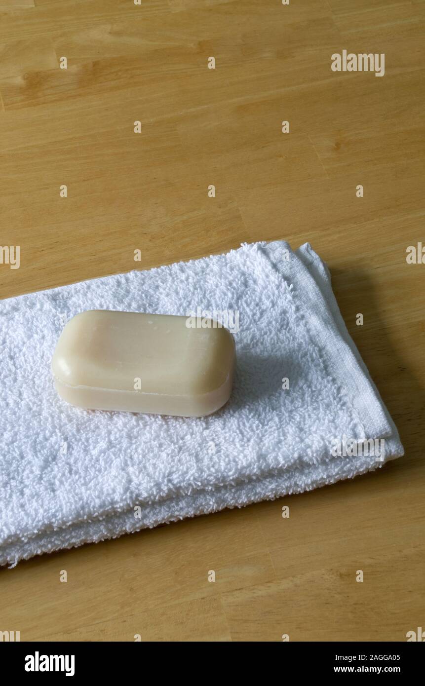 Weiße Baumwolle Waschlappen mit einem Stück Seife Stockfoto