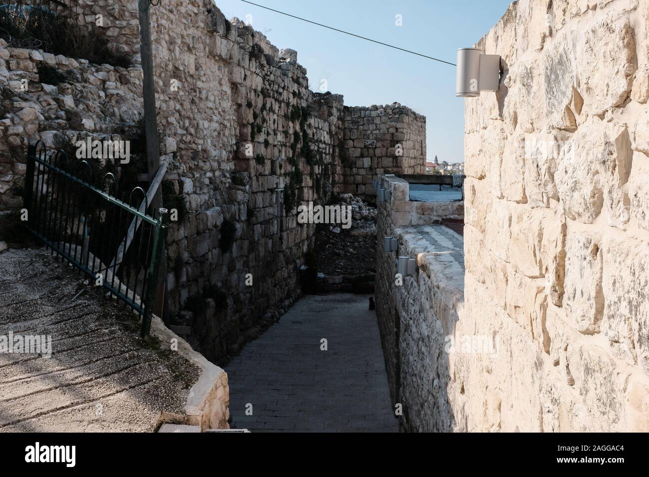 Miilya, Israel. Dezember, 2019 18. Ausgrabungen der größten entdeckt Crusader ära Weingut mit zwei treten, die Etagen haben vor kurzem in der Stadt Miilya abgeschlossen. Die 750 Bewohner Haushalte, total aus der melkitischen griechisch-katholischen Kirche, privat finanzierte die archäologische Grabung durch Miilya geboren Archäologen durchgeführt, Dr. Rabei Khamisy, der Universität Haifa. Unter den Ruinen einer alten Burg zurückgehend bis 1160 CE, von König Balduin III. gebaut, Eigenheimbesitzer Salma Assaf entdeckt Hinweise unter einer losen Stein, während Ihr Haus Reinigung. Von Assaf neue Chateau du Roi-Restaurant ist in der Re gelegen Stockfoto