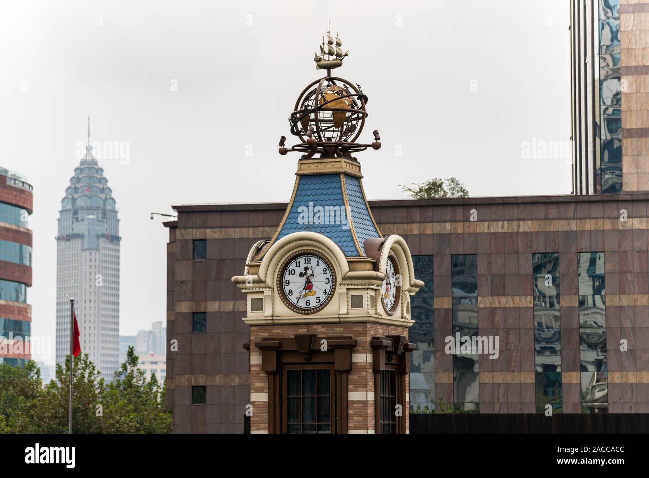 Statue von Globe und Schiff auf der Oberseite eines clcok Tower in Shanghai, China. Stockfoto
