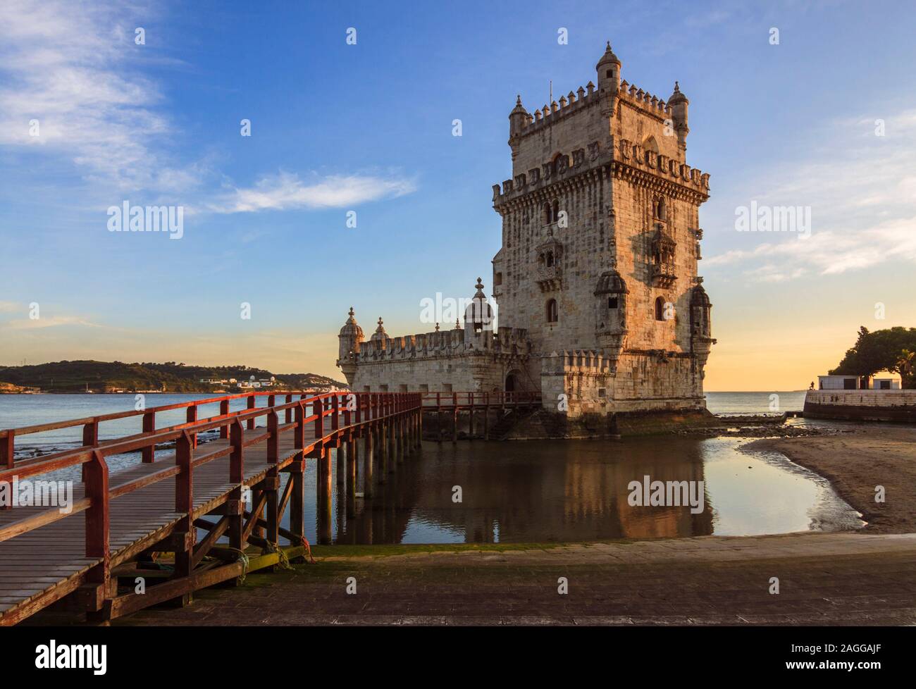 Lissabon, Portugal: Turm von Belém Aussicht bei Sonnenuntergang. Die UNESCO-Gebäude wurde im Jahr 1515 von Francisco de Arruda entworfen, der Hafen der Stadt zu verteidigen. Stockfoto