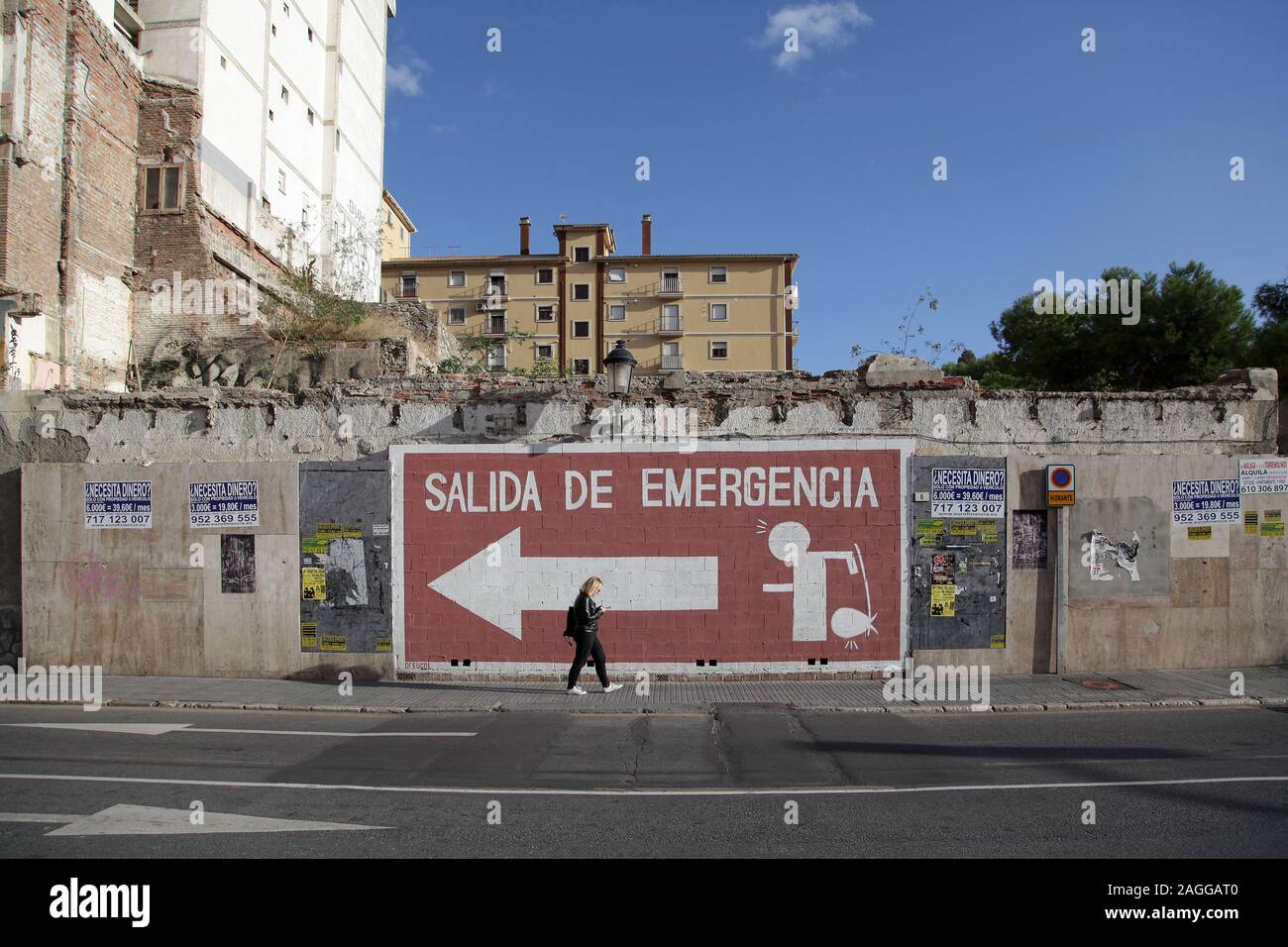 Wandbild Salida de Emergencia in der Calle Victoria und Calle Mundo Nuevo in der spanischen Stadt Malaga Stockfoto