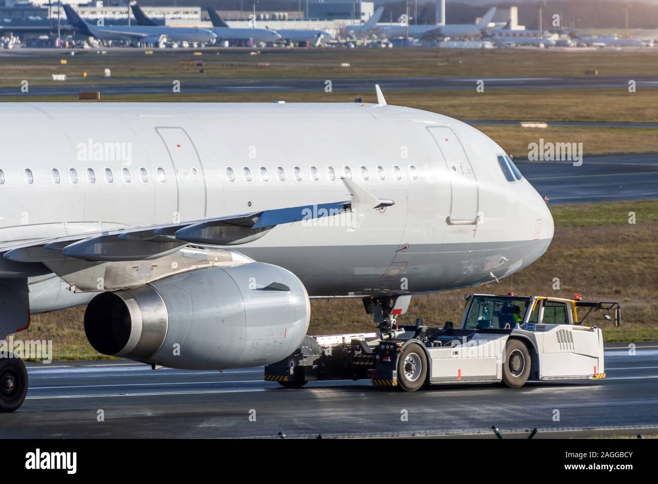 Flugzeuge abschleppen Flughafen, für Wartung im Hangar Stockfoto