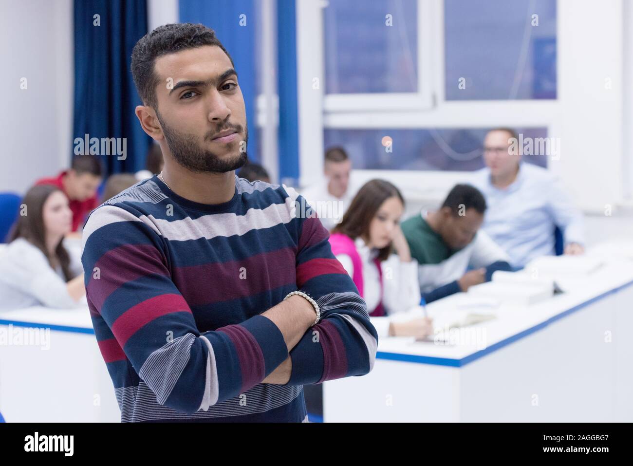 Die Studenten leben auf dem Campus. Porträt der männlichen Studenten lächelnd und mit Blick auf die Kamera während des Unterrichts im Klassenzimmer. Universität männlichen afrikanischen Amer Stockfoto