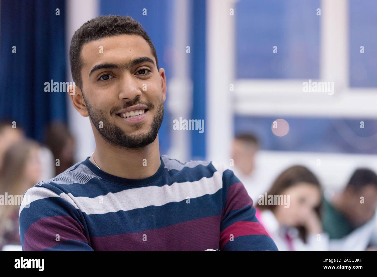 Die Studenten leben auf dem Campus. Porträt der männlichen Studenten lächelnd und mit Blick auf die Kamera während des Unterrichts im Klassenzimmer. Universität männlichen afrikanischen Amer Stockfoto