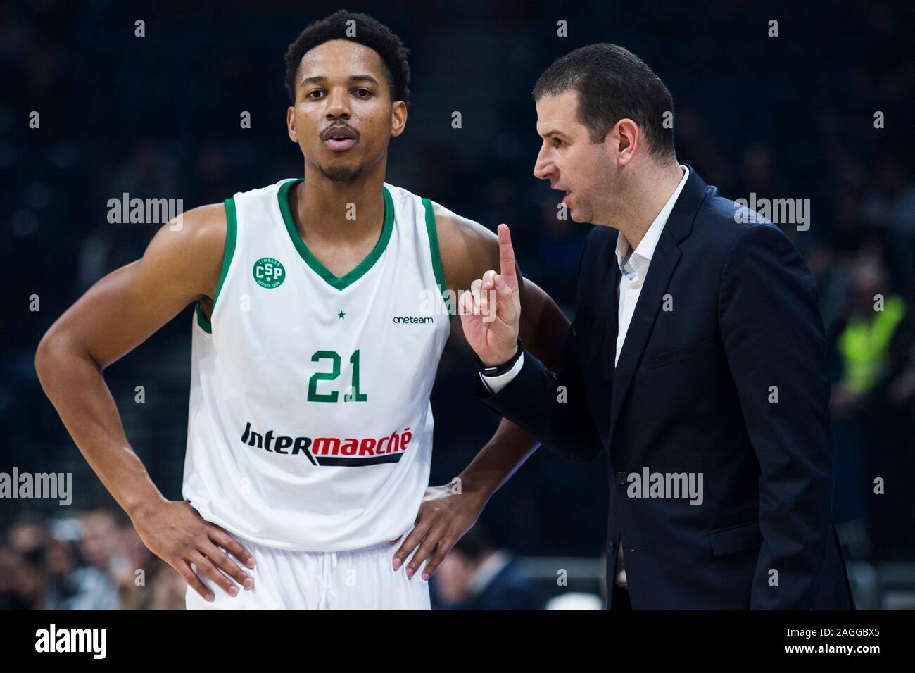 Belgrad, Serbien. 18 Dez, 2019. Head Coach Mehdy Maria von Limoges Csp Ratschläge zu Anthony Brown von Limoges Csp gibt. Credit: Nikola Krstic/Alamy leben Nachrichten Stockfoto