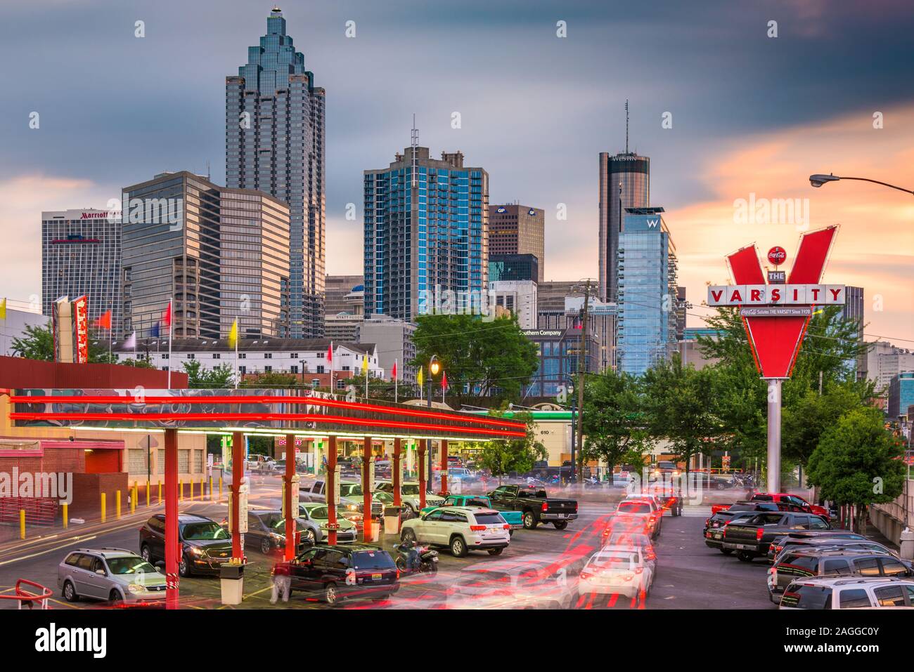 ATLANTA, GEORGIA - 25. Juni 2017: Verkehr Formen an die Uni in der Innenstadt von Atlanta. Die Uni ist eine kultige Fastfood-Restaurant-Kette mit Filialen ein Stockfoto
