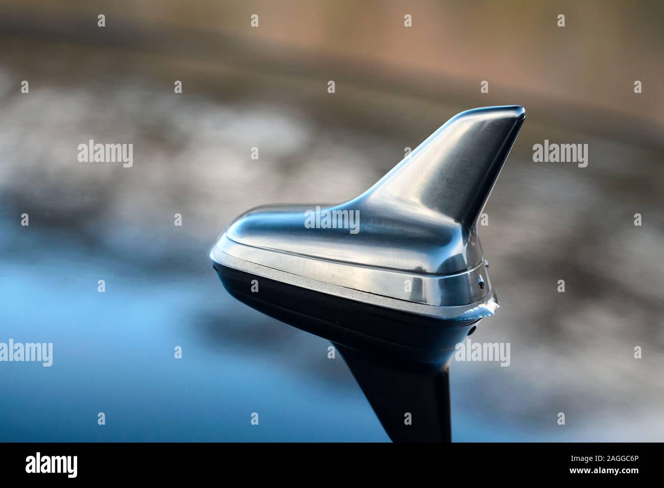 GPS-Antenne Shark Fin Form auf einem Dach der deutschen Auto für Radio- und  Navigationsgerät. Parkplatz, Radio Antenne mit Tropfen Wasser  Stockfotografie - Alamy