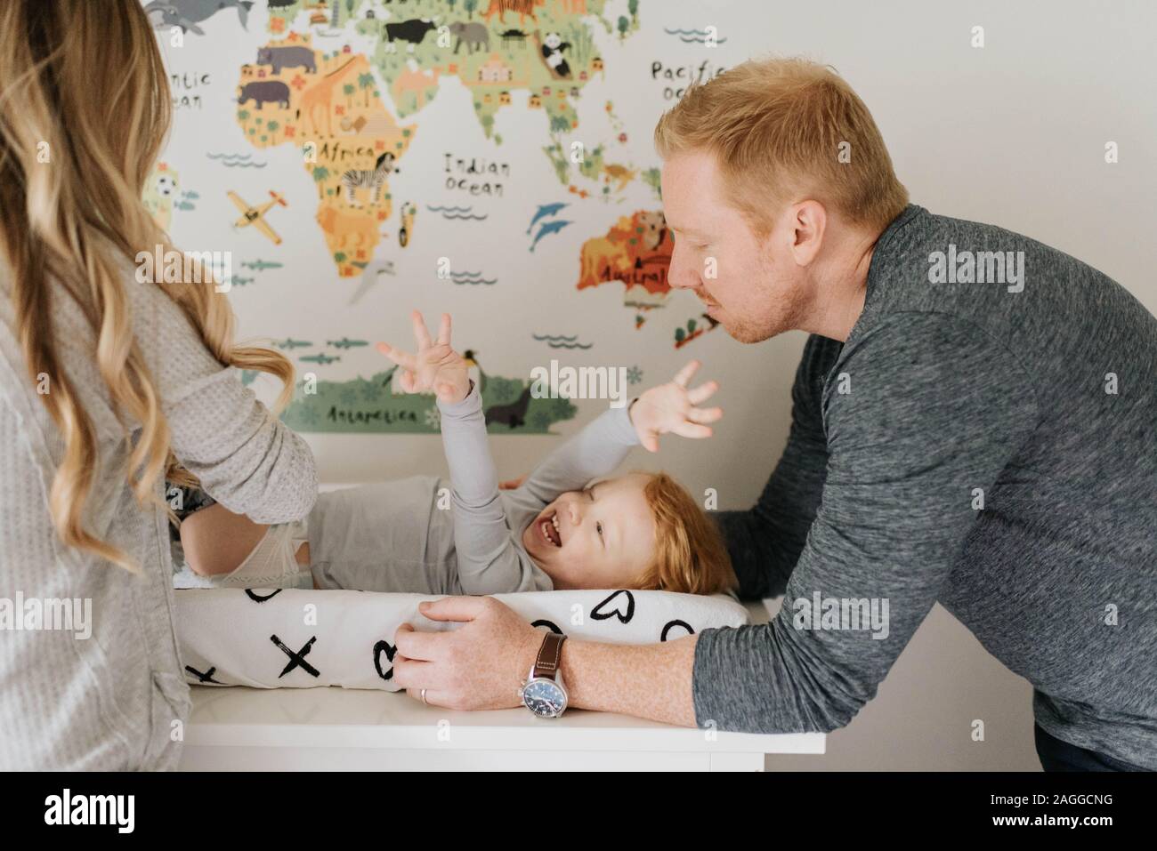 Die Paar ändern Kleinkind Windel auf Wickeltisch Stockfoto