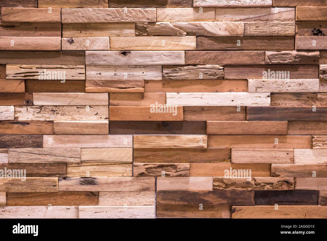 Holz- Mauer Textur, Holz- Hintergrund, schöne abstrakte Fliesen, Ziegel aus verschiedenen Arten von Holz. Stockfoto