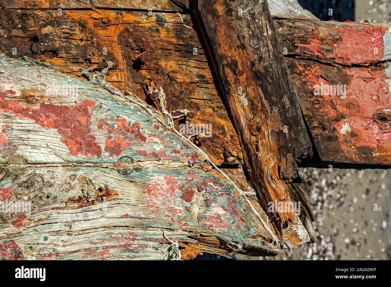 Rost Färbung und Alte, Peeling roten und blauen Farbe auf alten verrotten Hulk in der Bucht hinter Lüderitz Stockfoto