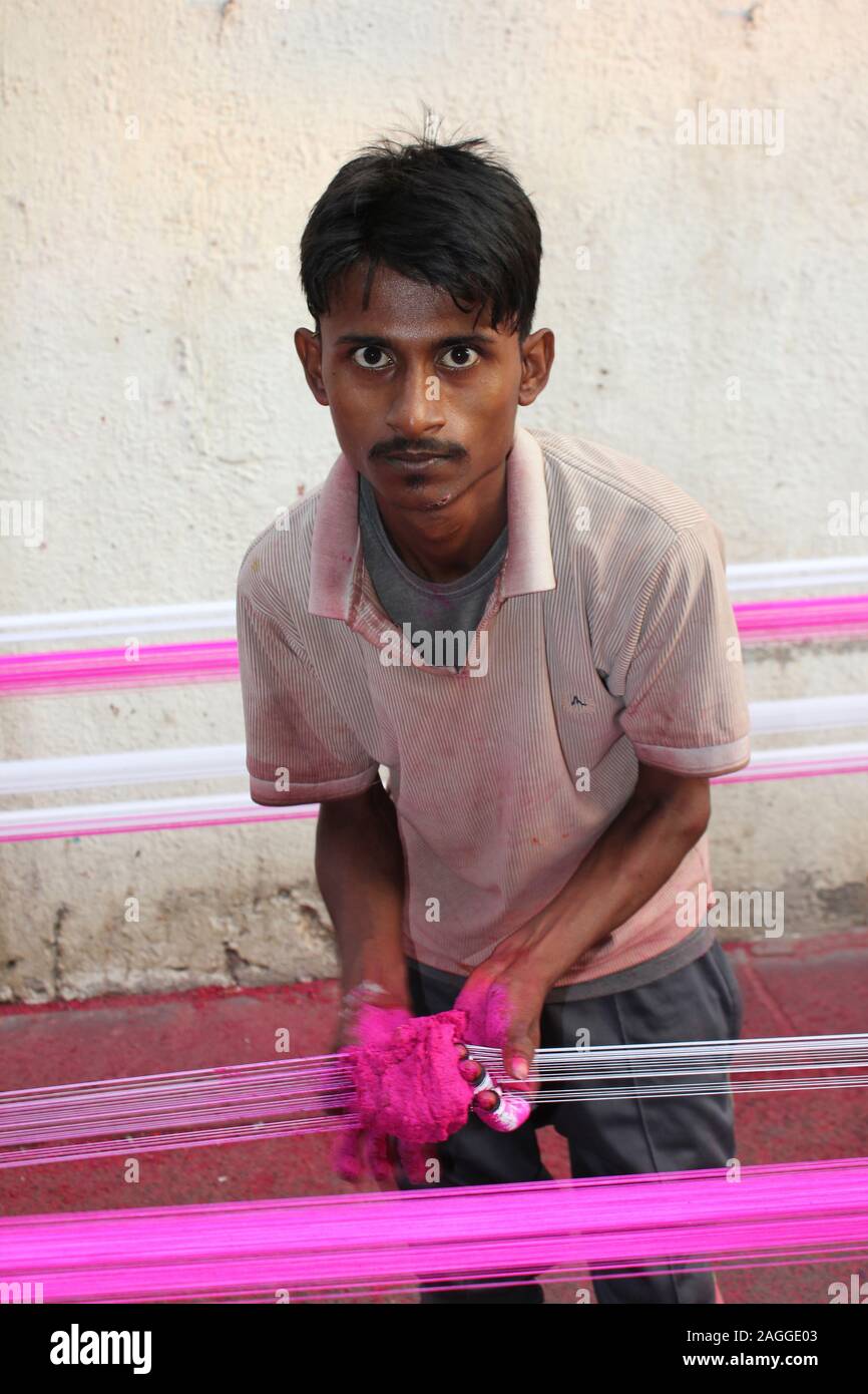 Baumwollgarne, Rosa gefärbt und Glas - In Gujarat Indien beschichtet Stockfoto