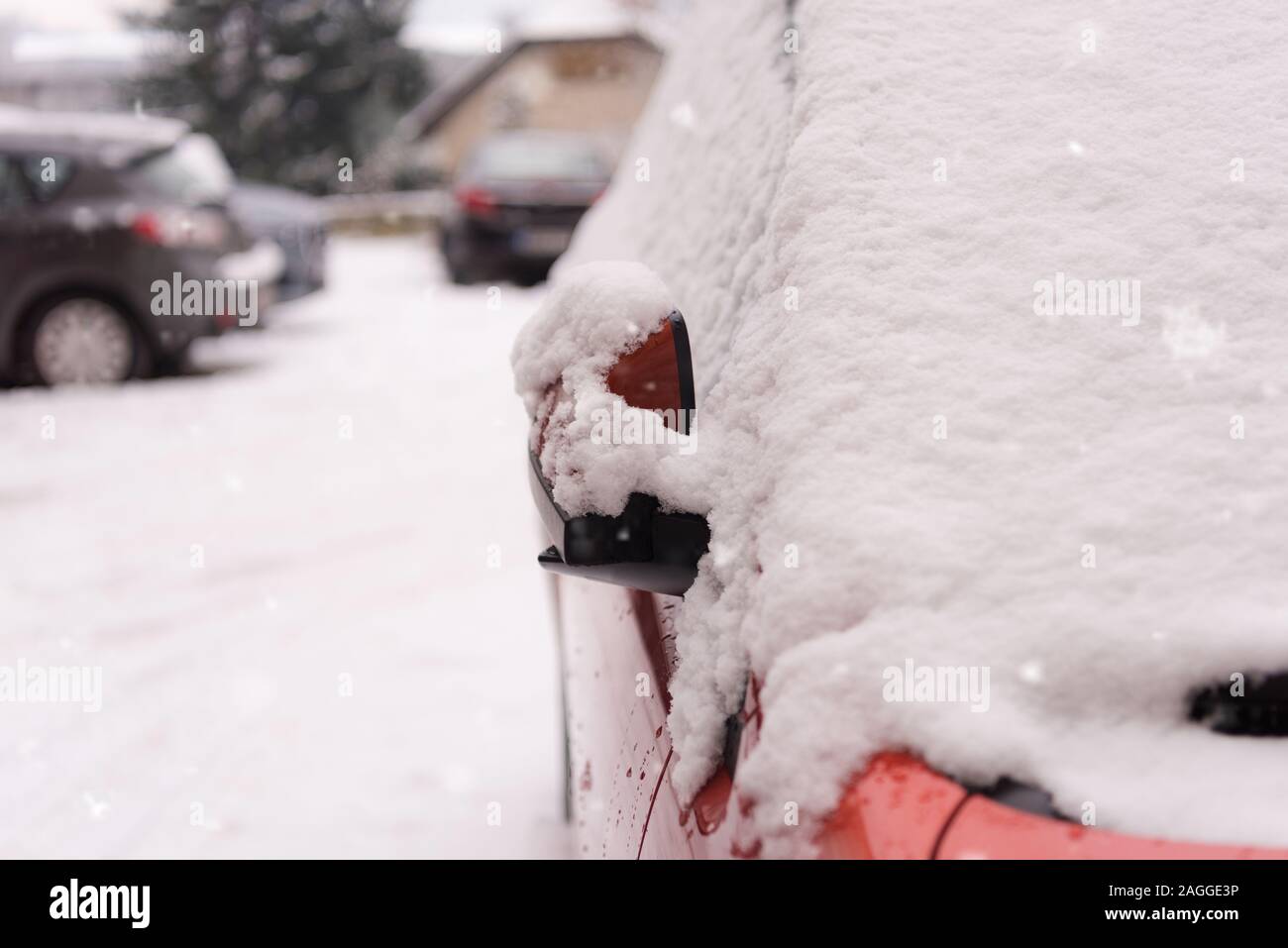 Parced Auto In Der Wintersaison Mit Schnee Bedeckt. Autos Unter