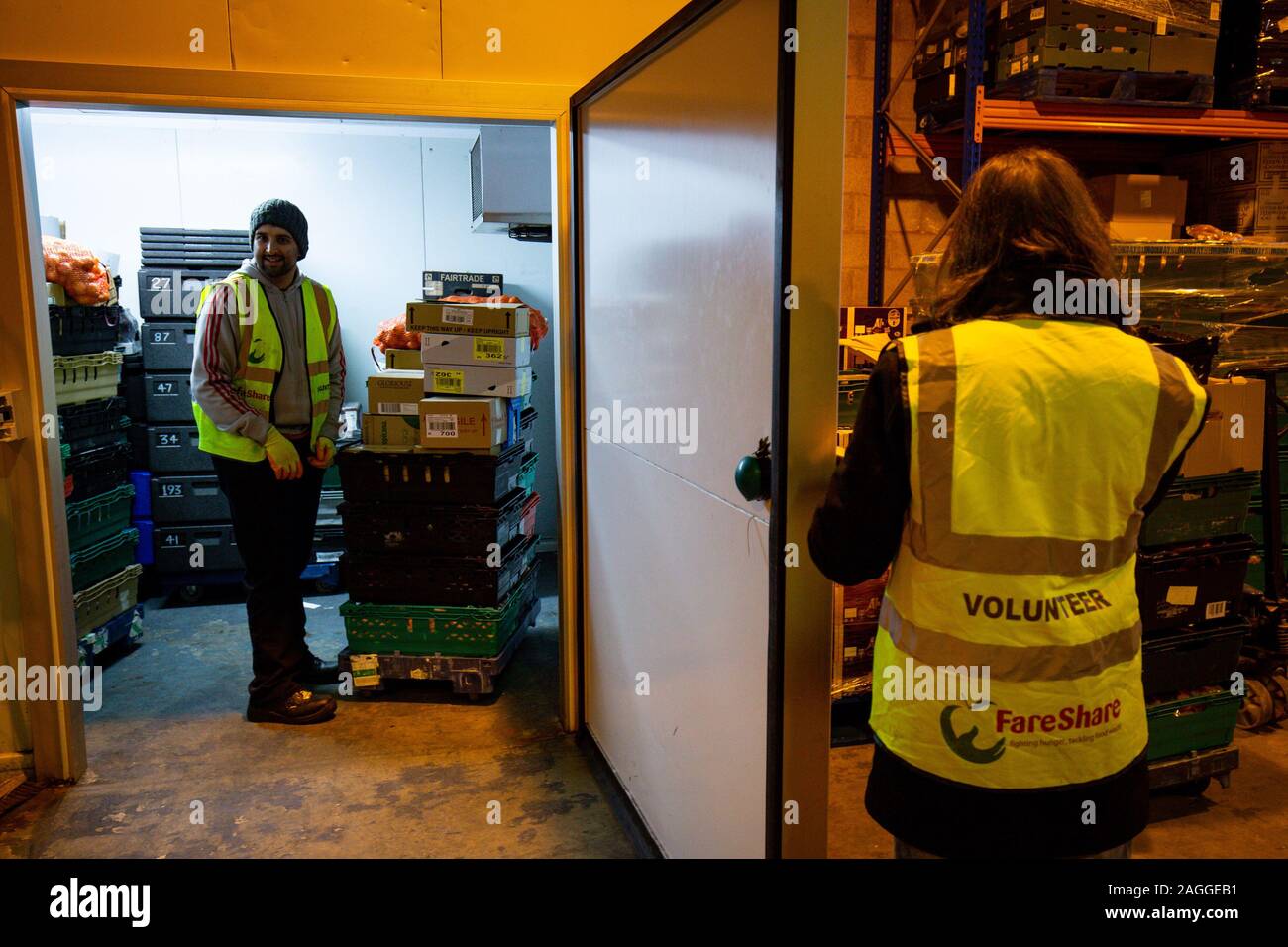 Freiwillige in der FareShare Lager in Birmingham. Großbritanniens größten Umverteilung Liebe erleben ihre beschäftigtste Zeit dieses Weihnachten mit 25 lagern 11.000 Nächstenliebe und Gemeinschaft Gruppen im ganzen Land. Stockfoto