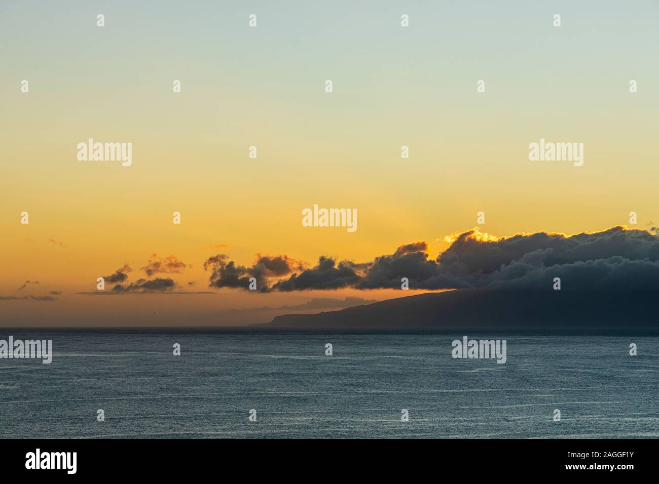 Sonne hinter La Gomera von Los Gigantes an der Westküste von Teneriffa, Kanarische Inseln, Spanien Stockfoto