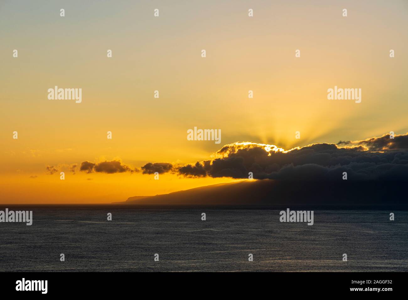 Sonne hinter La Gomera von Los Gigantes an der Westküste von Teneriffa, Kanarische Inseln, Spanien Stockfoto