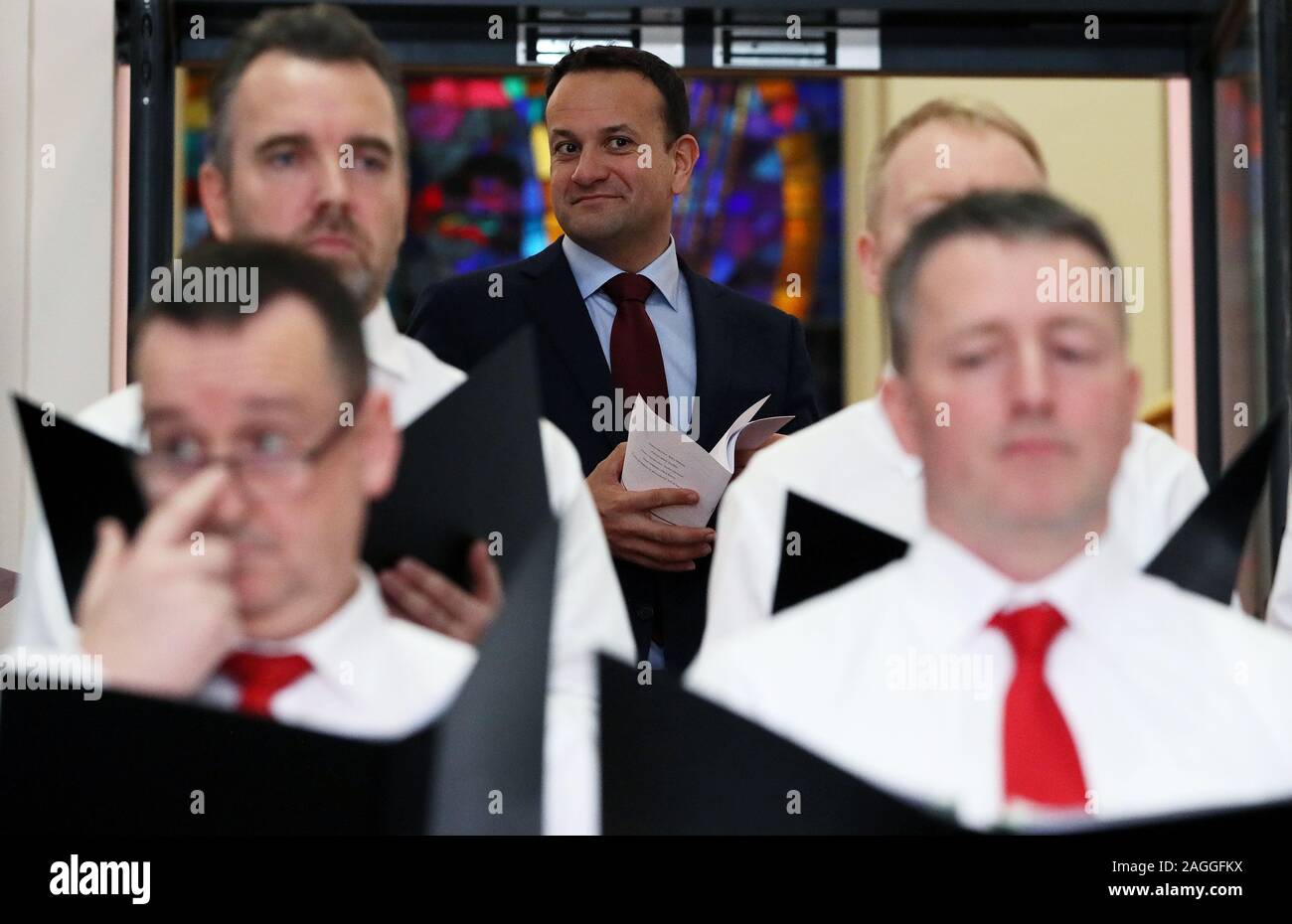 Taoiseach Leo Varadkar (Mitte) verbindet Mitarbeiter Chor der Abteilung für ihre jährliche Mittag Erwägungsgrund der Weihnachtslieder an Govenrment Gebäude in Dublin. Stockfoto