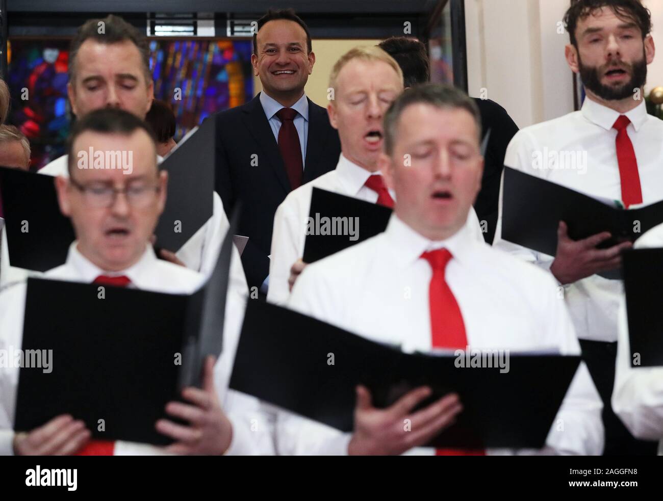 Taoiseach Leo Varadkar verbindet Mitarbeiter Chor der Abteilung für ihre jährliche Mittag Erwägungsgrund der Weihnachtslieder an Govenrment Gebäude in Dublin. Stockfoto