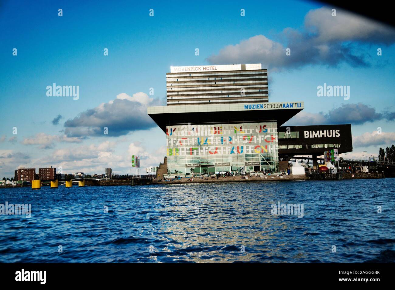 Die Konzerthalle Bimhuis Amsterdam. Bild vom Boot auf dem Kanal übernommen Stockfoto