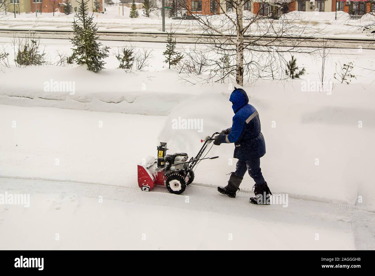 Mann entfernt vom Schneepflug Schnee Stockfoto