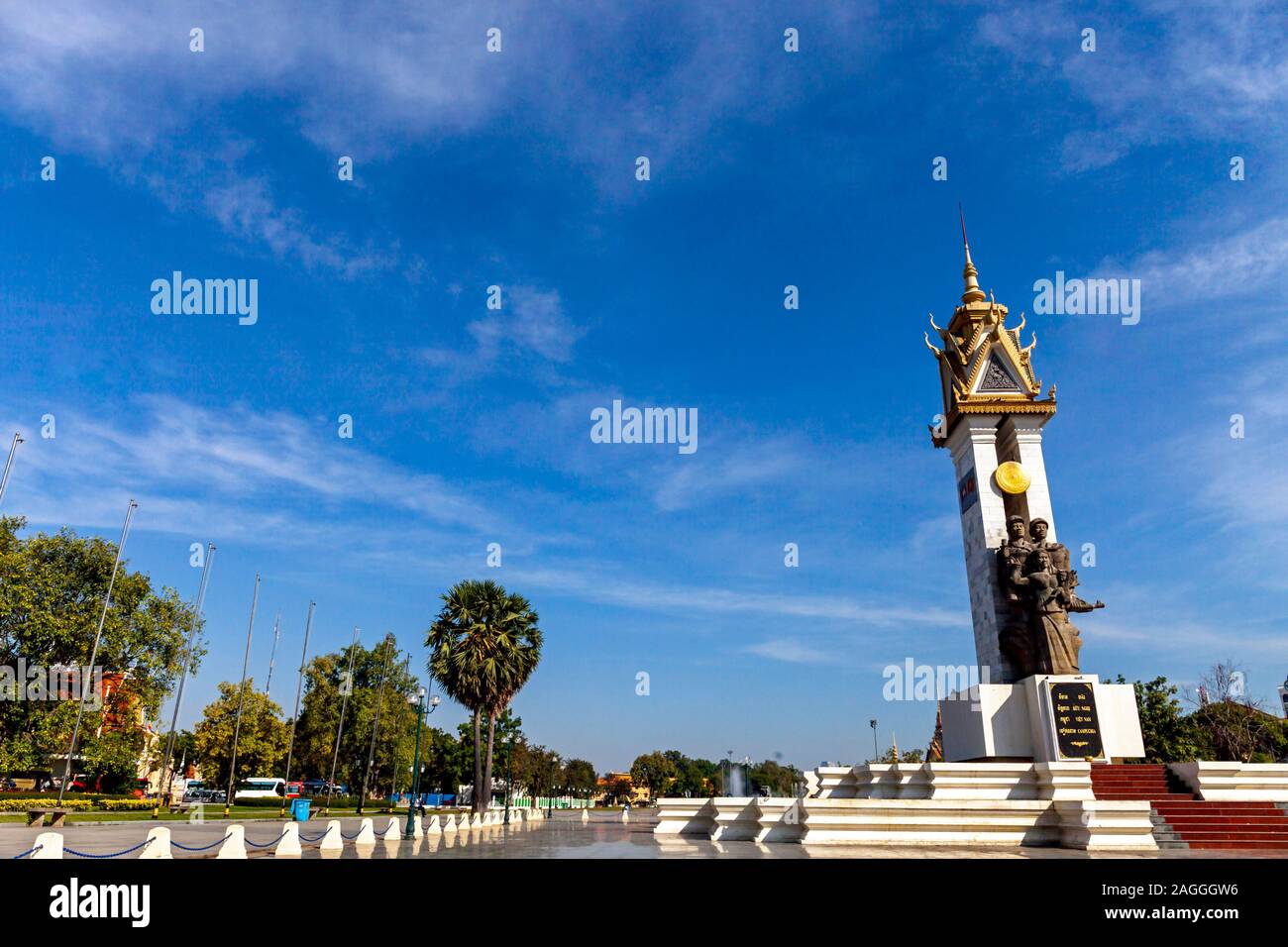 Ein großes Denkmal zur Erinnerung an die Allianz zwischen Kambodscha und Vietnam ist ein Wahrzeichen am Wat Botum Park in Phnom Penh, Kambodscha. Stockfoto