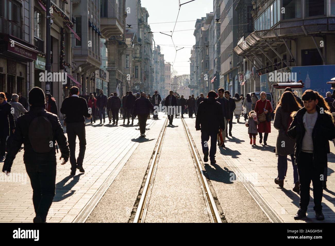ISTANBUL, Türkei - 28 Dezember, 2018: die Völker wandern in Taksim Istiklal Street. Taksim Istiklal Street ist ein beliebtes Reiseziel in Istanbul. Beyoglu, Stockfoto